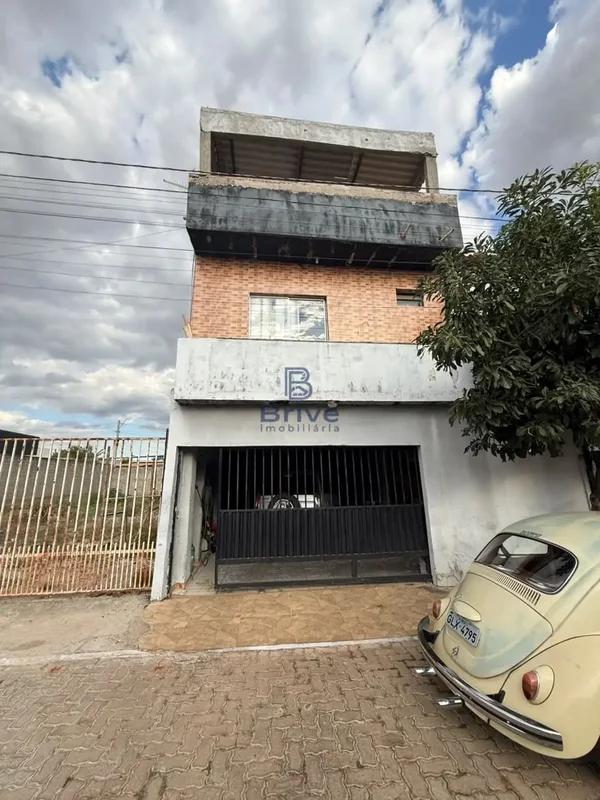 Sobrado na Ponte Alta Norte, na Rua Jacarandá, em condomínio fechado, com excele...