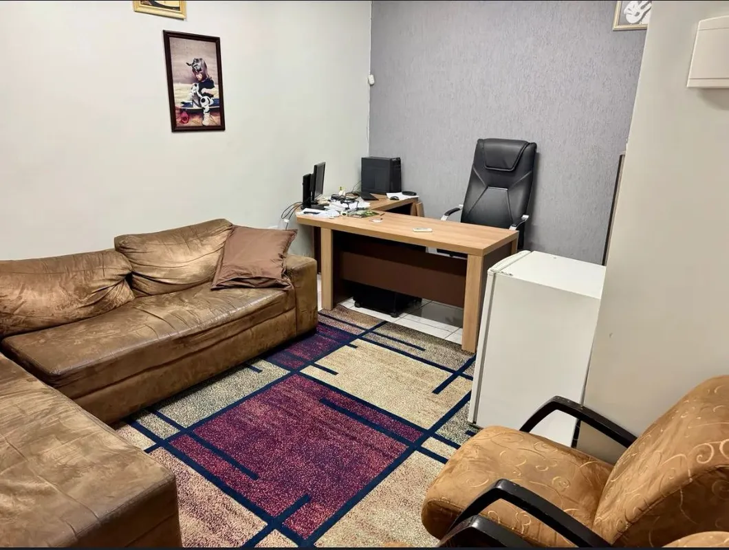 Esta casa de esquina possui 253 m² e está situada em um lote com saída para duas...