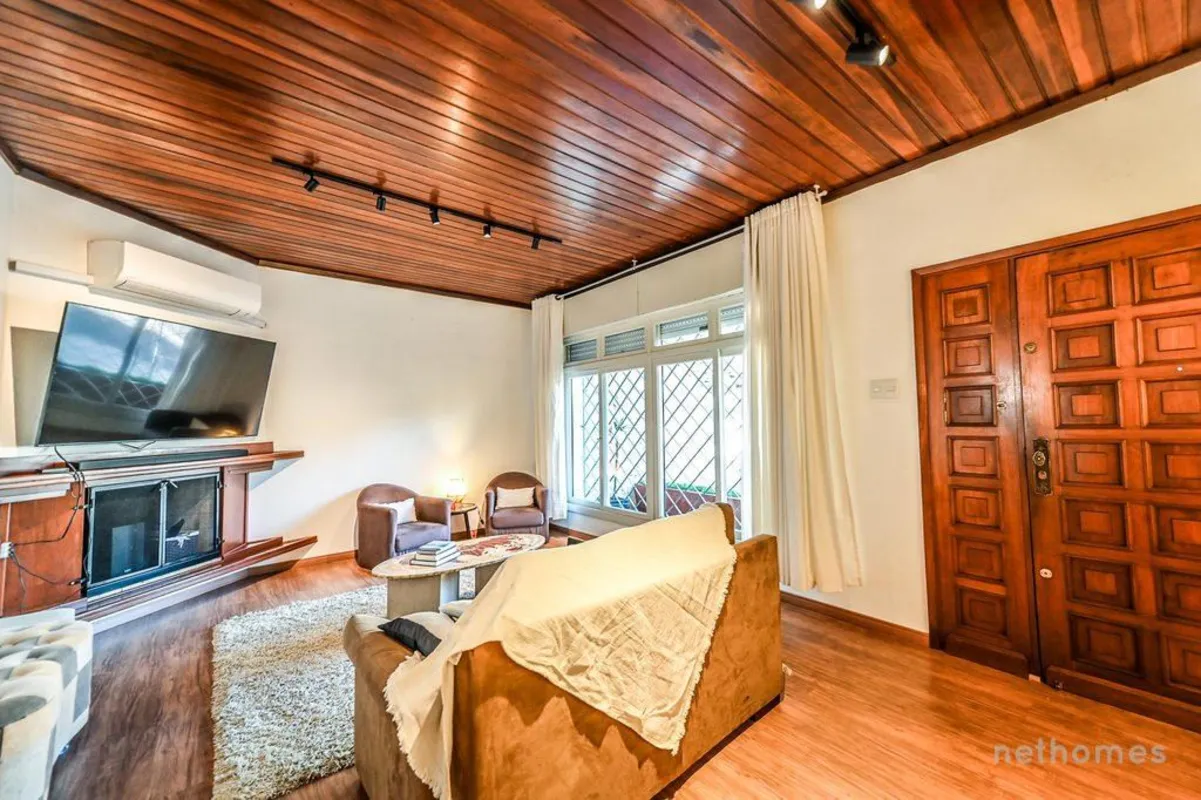 Ótima casa no Bairro Menino Deus com 200m2 privativos e bem distribuídos, sala d...