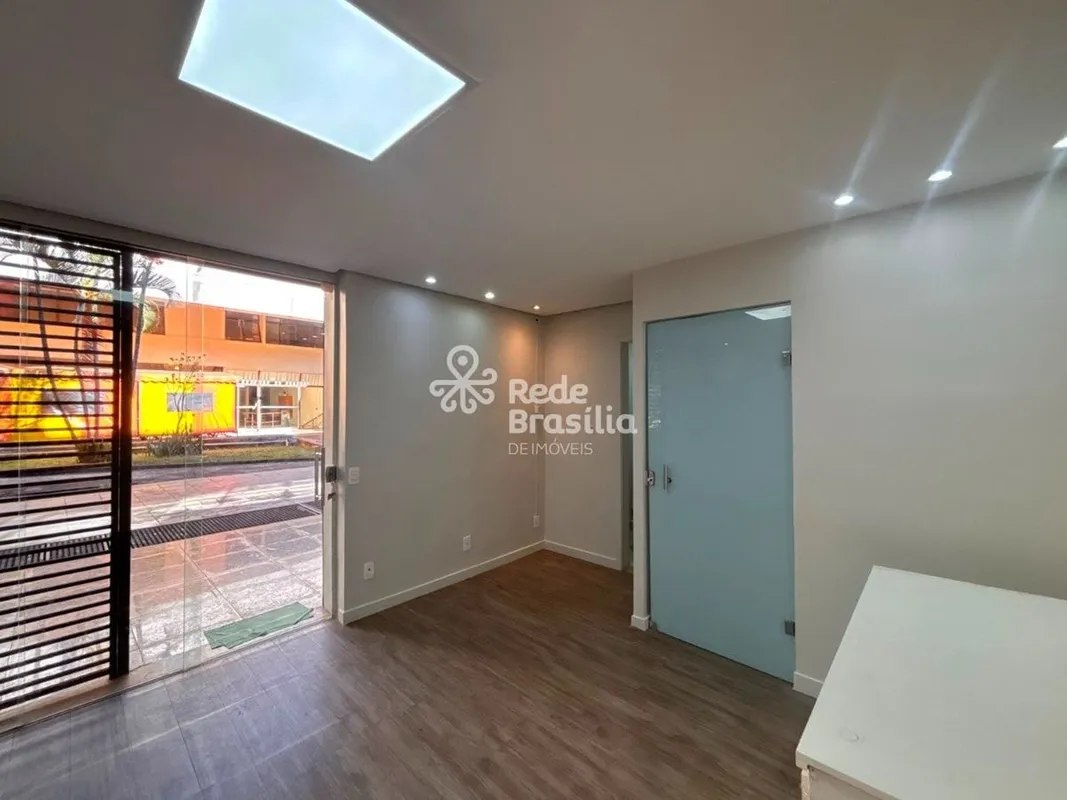 Loja de esquina com excelente visibilidade, localizada na lateral dos fundos, co...