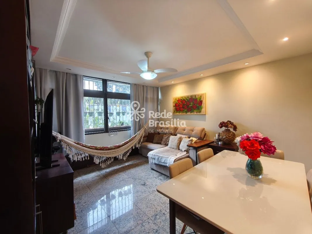 Descubra este encantador apartamento, localizado na Asa Sul em um prédio com arq...