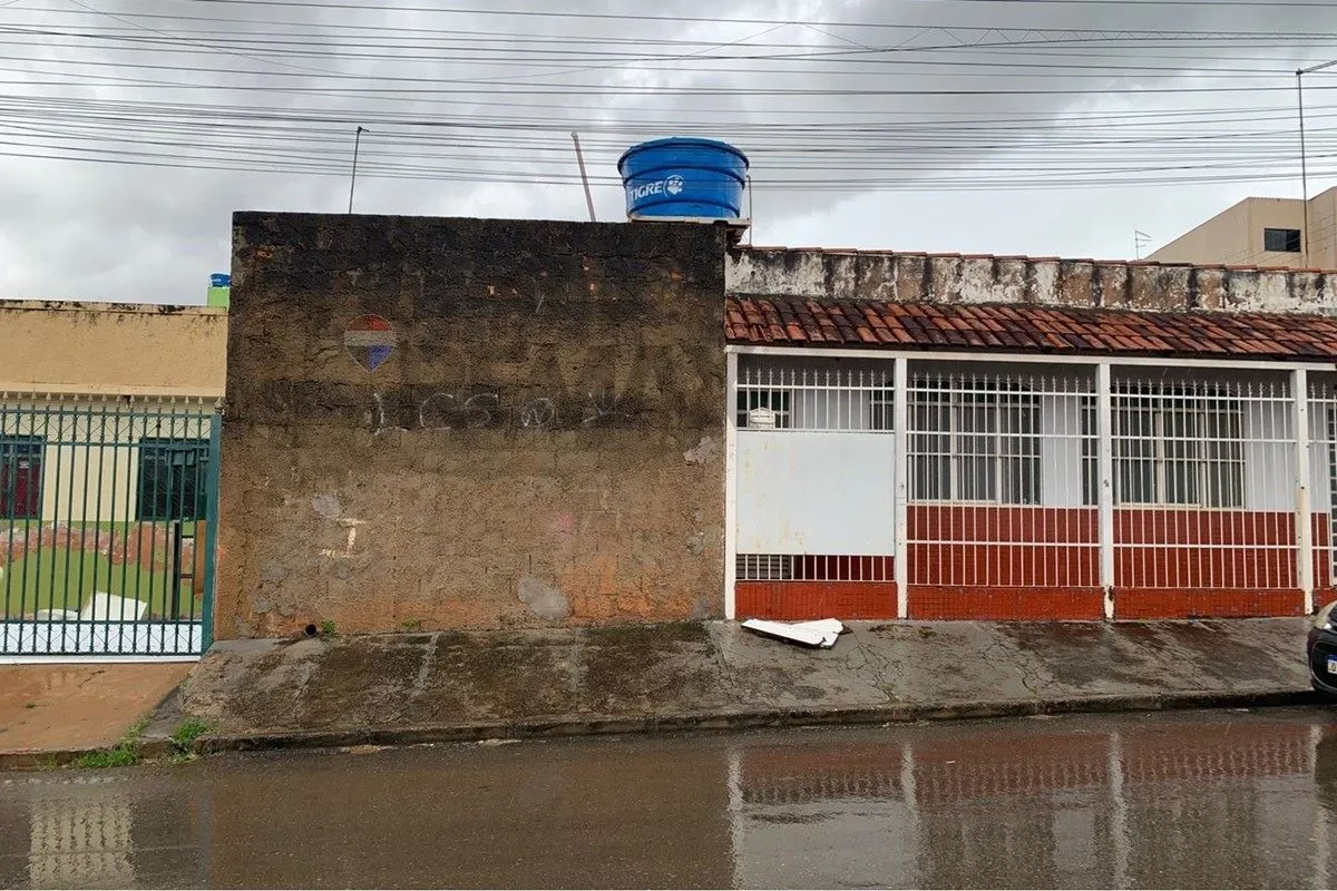 Uma casa com espaço de sobra para viver bem: sala ampla, 2 quartos, cozinha func...