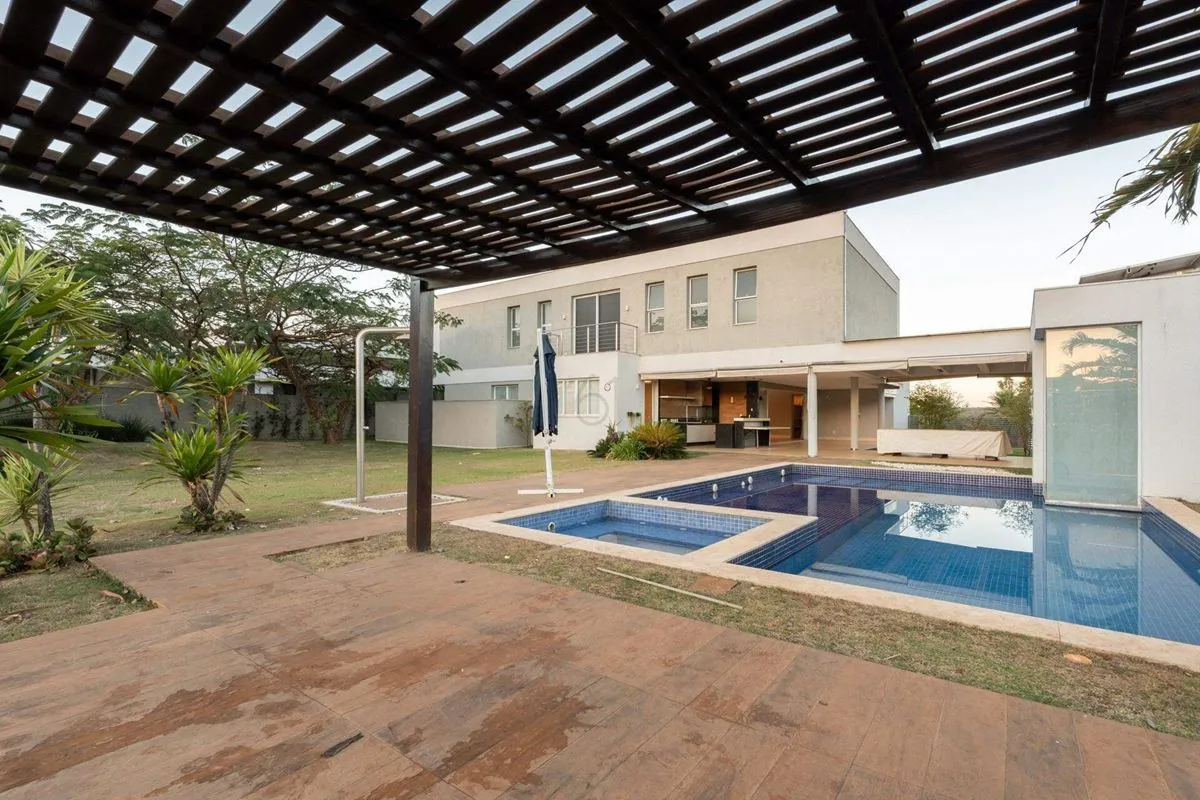 Viva em uma residência única, onde arquitetura moderna, elegância e funcionalida...