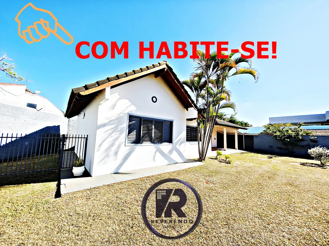 * Casa térrea de fundo, localizada no condomínio Solar de Brasília, com aproxima...