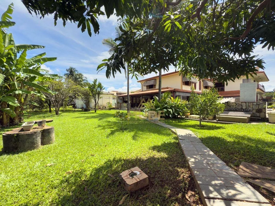 Esta casa maravilhosa desfruta de um lote privilegiado e oferece uma estrutura e...