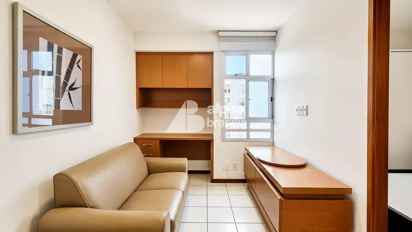 Kitnet Mobiliada 25m²Sala com sofá e rack para computadorQuarto com cama de casa...