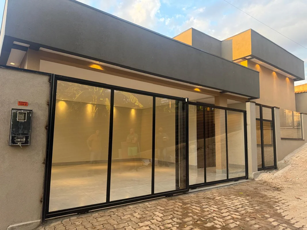 ## Casa Nova na Arniqueira | 3 Quartos | 1 Suíte | Pé-direito Alto | Excelente L...