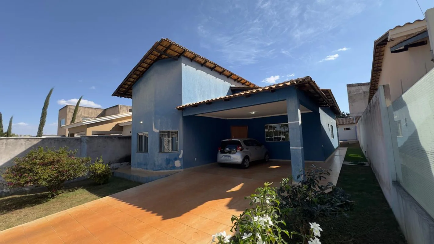 Descubra uma oportunidade única na Rua 12, Vicente Pires, DF: uma casa de condom...