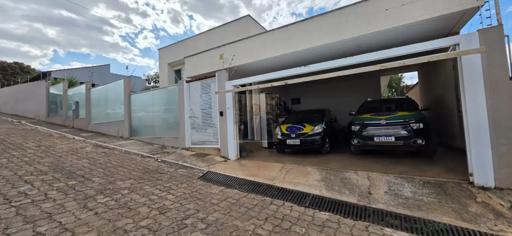 CASA MODERNA EACONCHEGANTE EM ARNIQUEIRAS | PÉ-DIREITO DUPLO E ESTRUTURA PARA 2º...