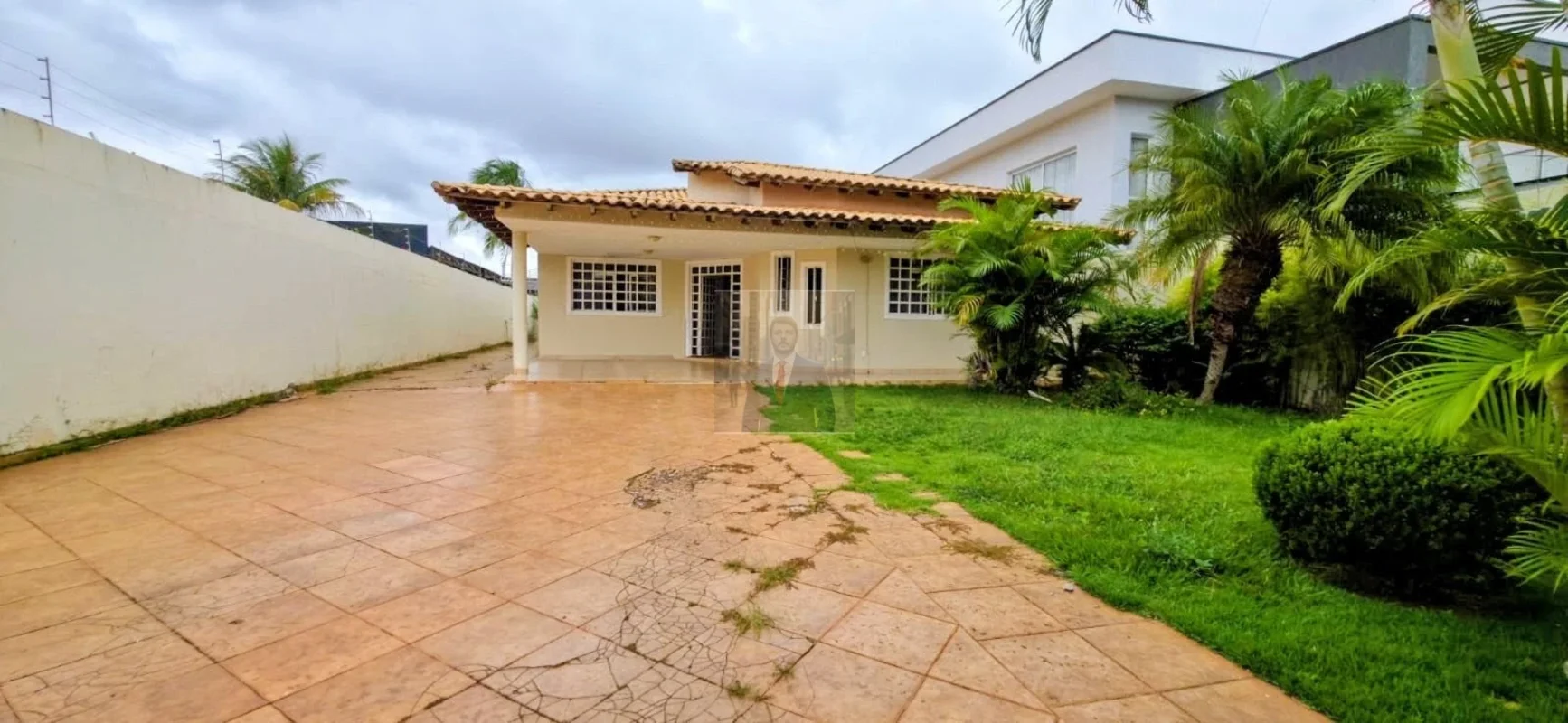 Casa Moderna na Laje c/ Piscina – Rua 4 de Vicente Pires (Em frente ao Colégio M...