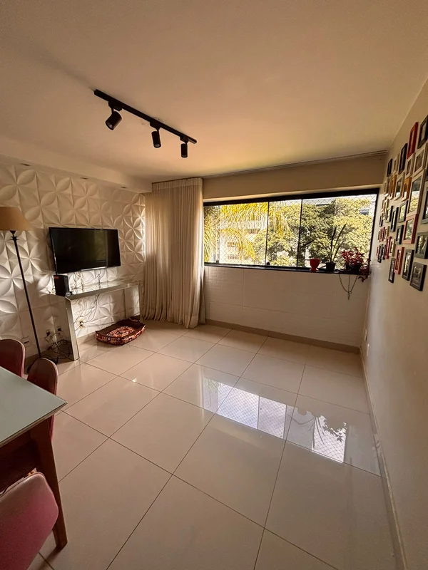 Este belíssimo apartamento de 3 quartos foi totalmente reformado para oferecer u...