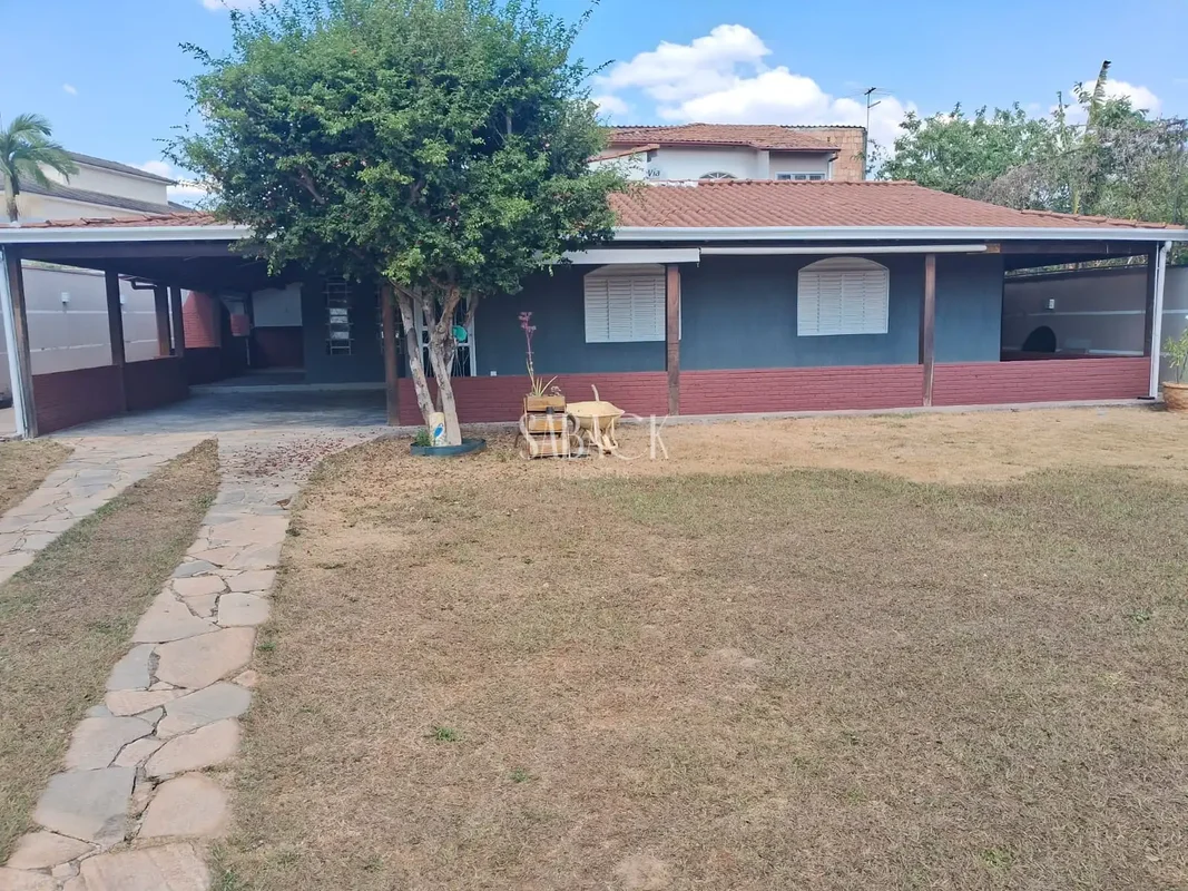 Tem casas que a gente entra e não quer mais sair. Esta é uma delas.Na SHDB QL 32...