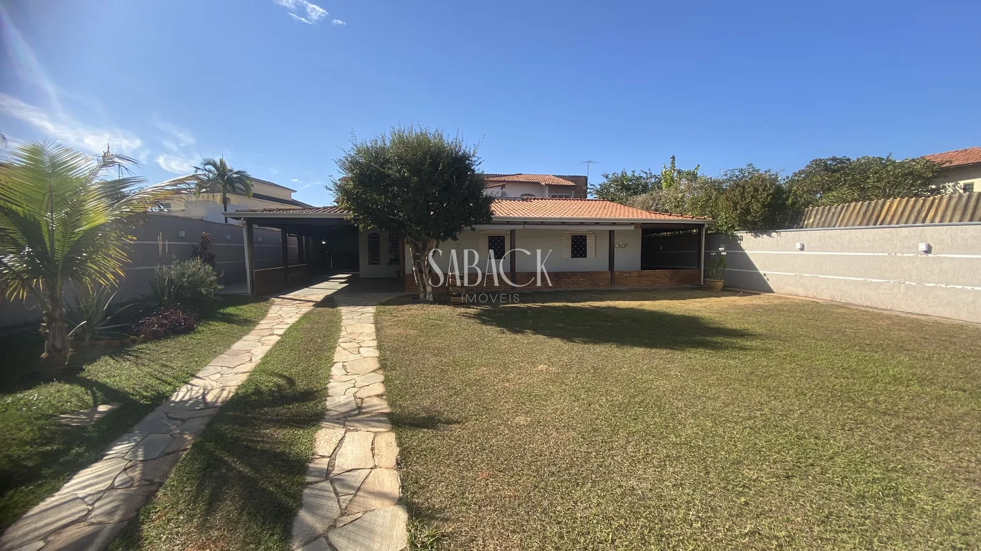 Tem casas que a gente entra e não quer mais sair. Esta é uma delas.Na SHDB QL 32...