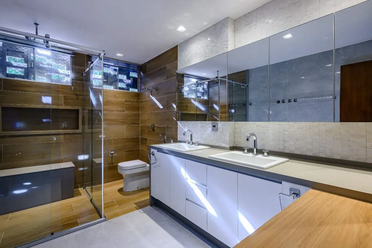 Alugo apartamento hiper reformado, com 3 Suites e 2 Semi-Suites amplas e sofisti...