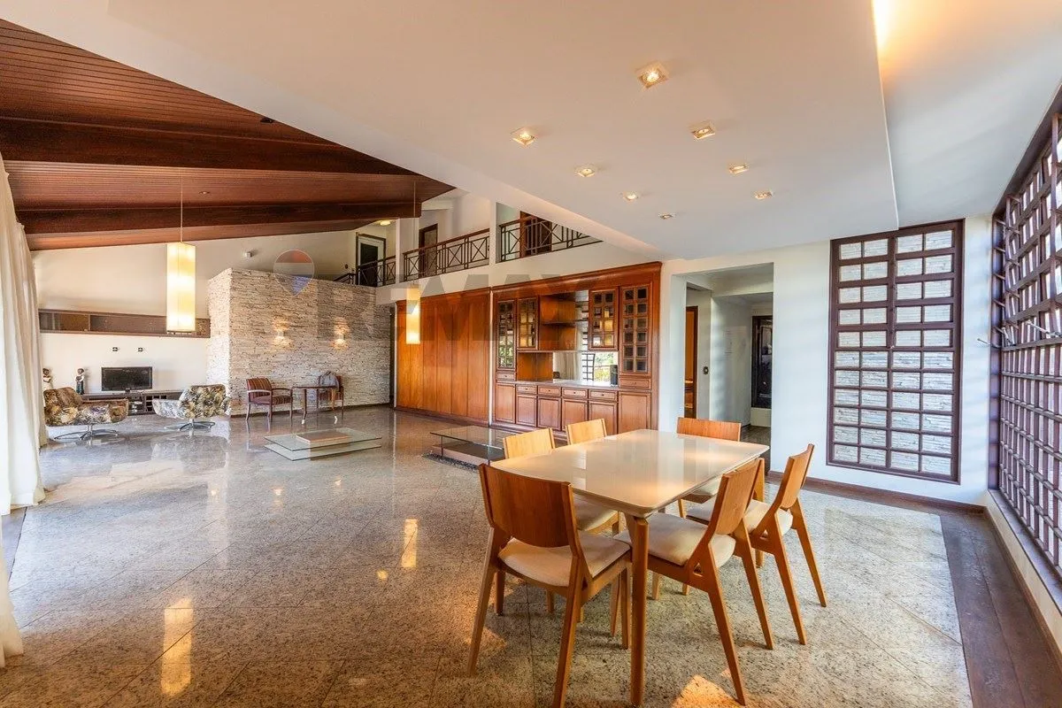 Casa de 5 suítes no Lago Norte.Destaques do ImóvelÁrea Íntima Privativa: 5 suíte...