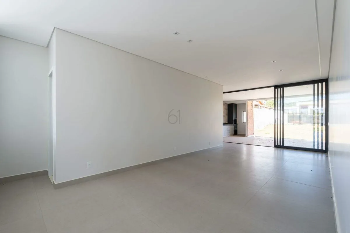 Viva com Luxo e Segurança em uma Casa de Prestígio em Condomínio FechadoLocaliza...