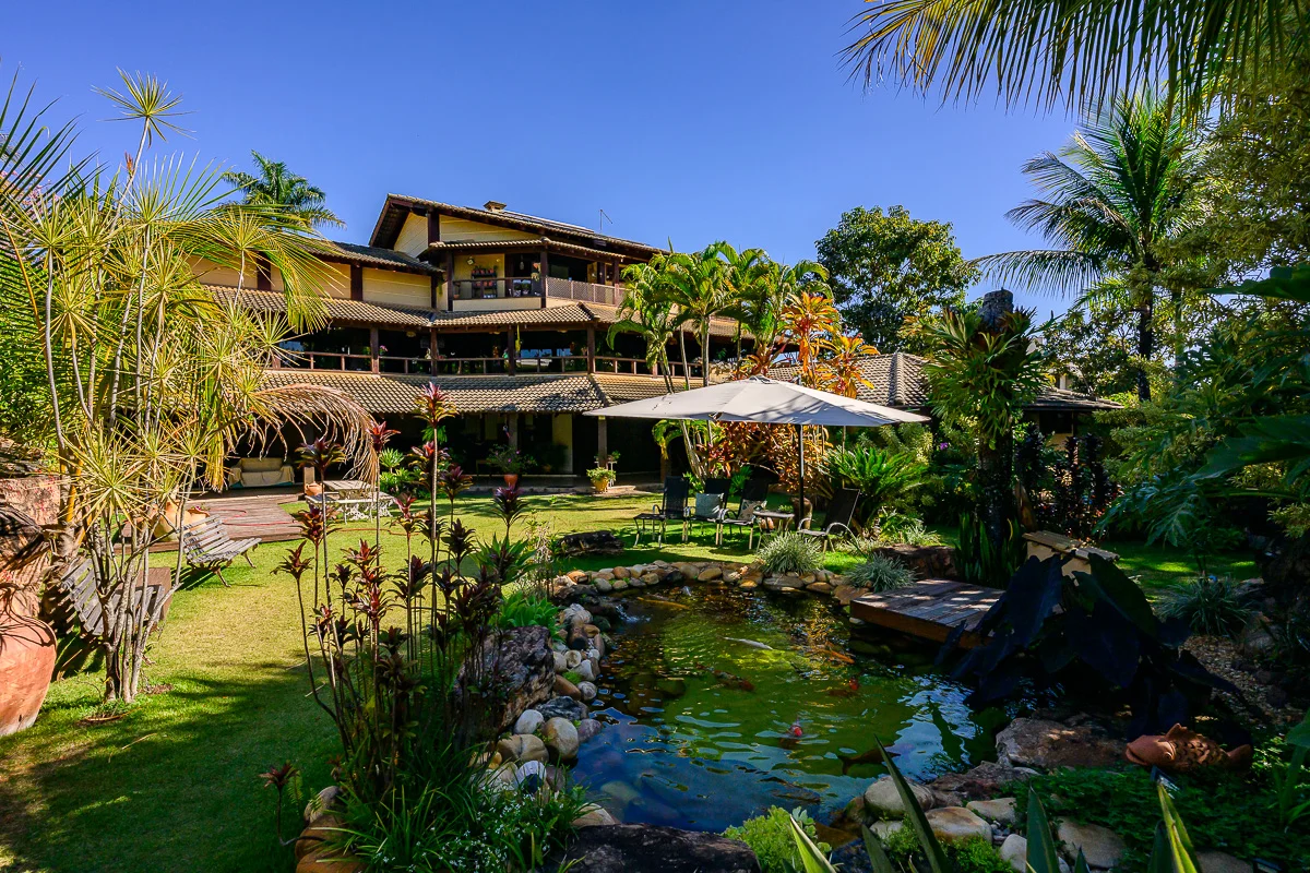 Casa de esquina na QL 28, Lago Sul, com 1.100 m² de área construída, em terreno ...