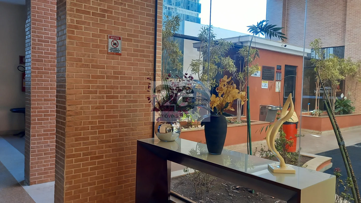 ESPAÇOSO 2 QUARTOS SENDO 1 SUÍTE, SALA AMPLA EM 'L' PARA 3 AMBIENTES, CIRCULAÇÃO...