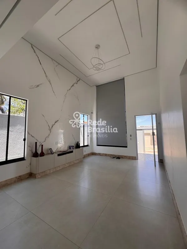 Casa disponível no Condomínio Jardim Botânico V, construída sobre a laje e elimi...