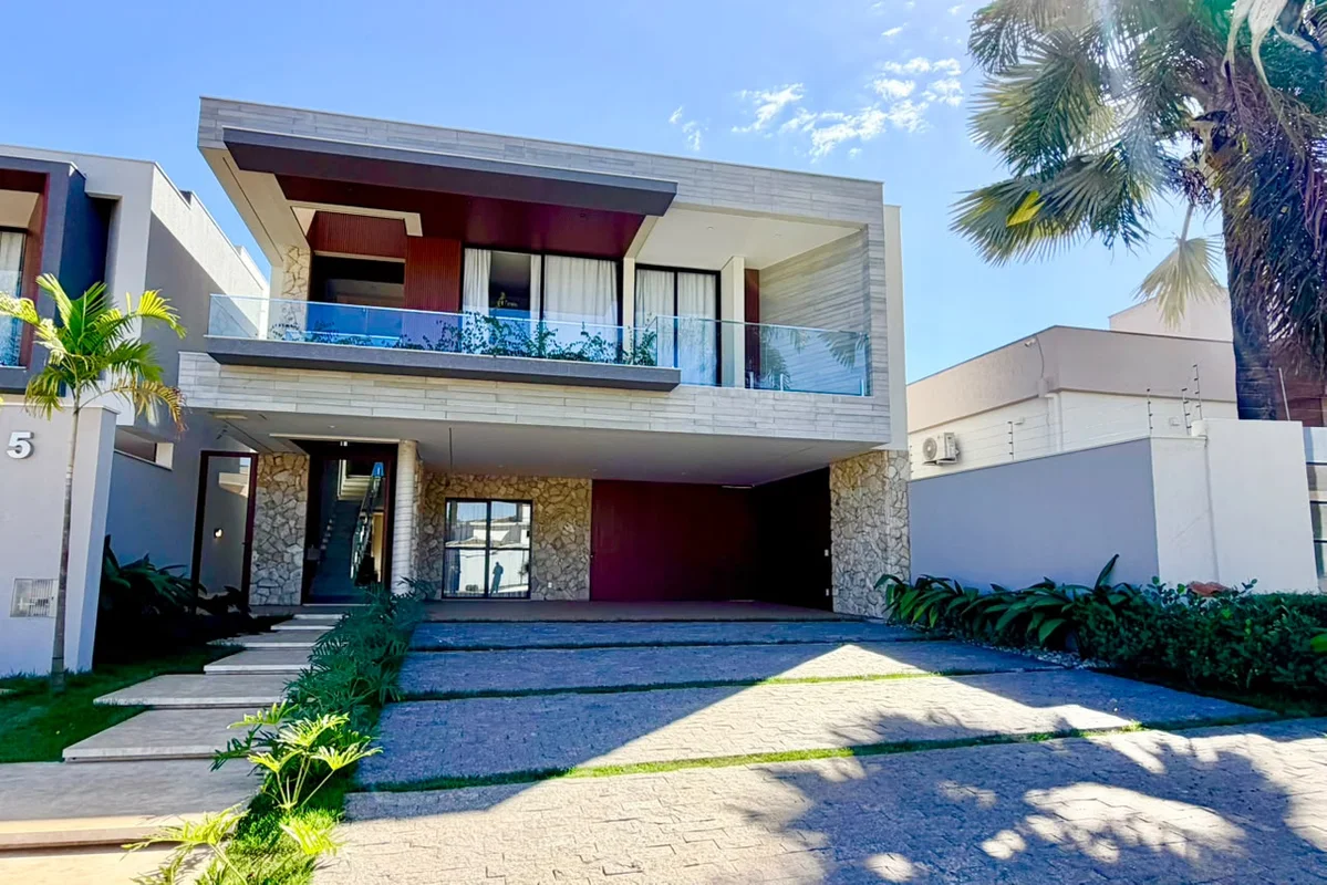 CASA DE ALTO PADRÃO À VENDA NO JOCKEY CLUB | 5 SUÍTES, ELEVADOR E PORTEIRA FECHA...