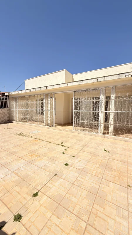 Madel Imobiliária vende casa na Quadra 13 de Sobradinho-DF.DESCRIÇÃO:3 quartos s...