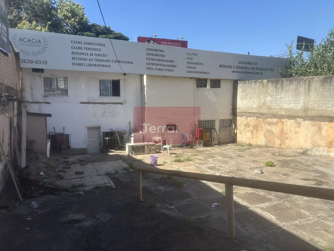 Imóvel comercial no Centro. Clínica, escritório, restaurante, estacionamento.Boa...