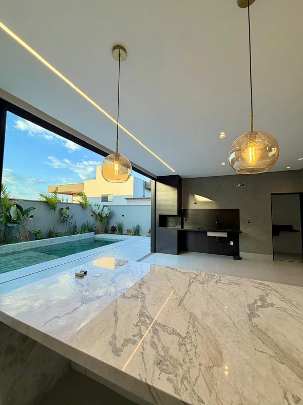 Sobrado novo, imponente e com imenso quintal gramadoAmpla área a céu Piscina aqu...