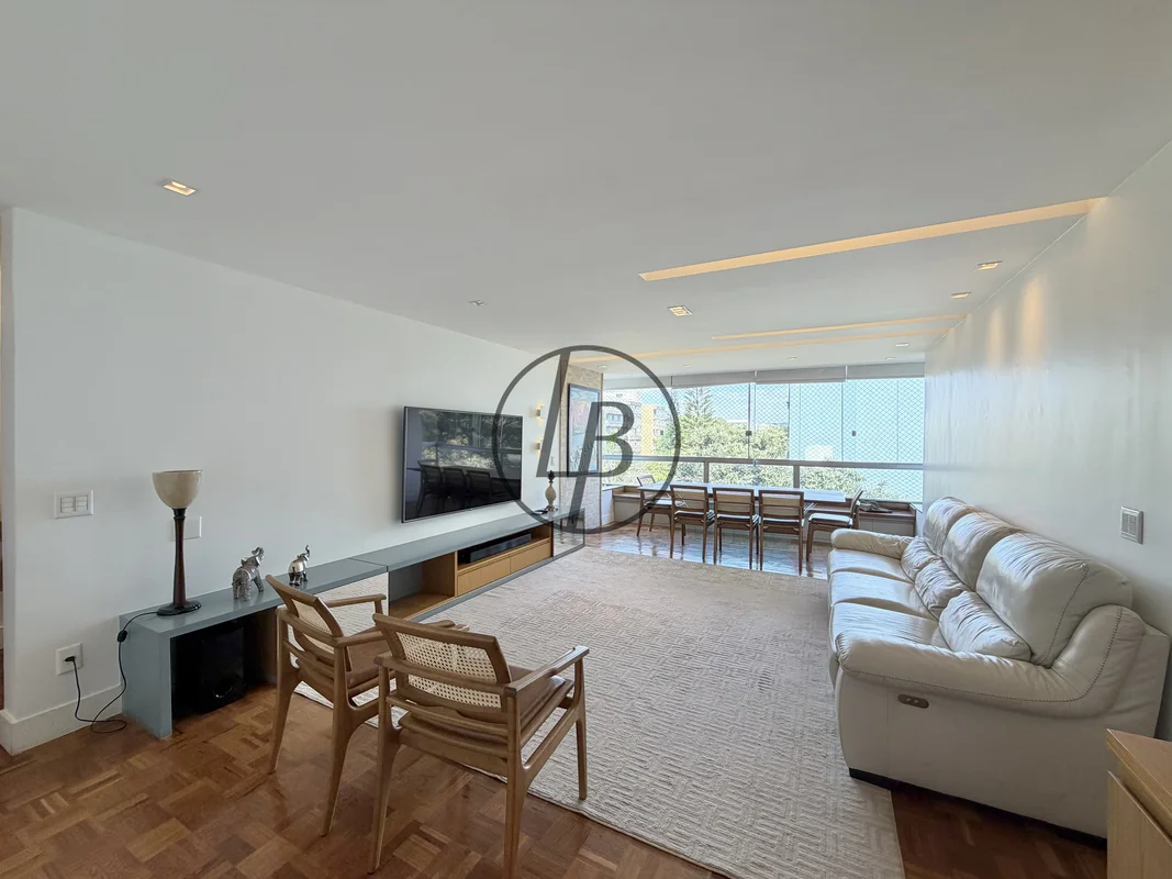 APARTAMENTO BELÍSSIMO, COM PLANTA AMPLA E MUITO BEM DISTRIBUÍDA!Excelente aparta...