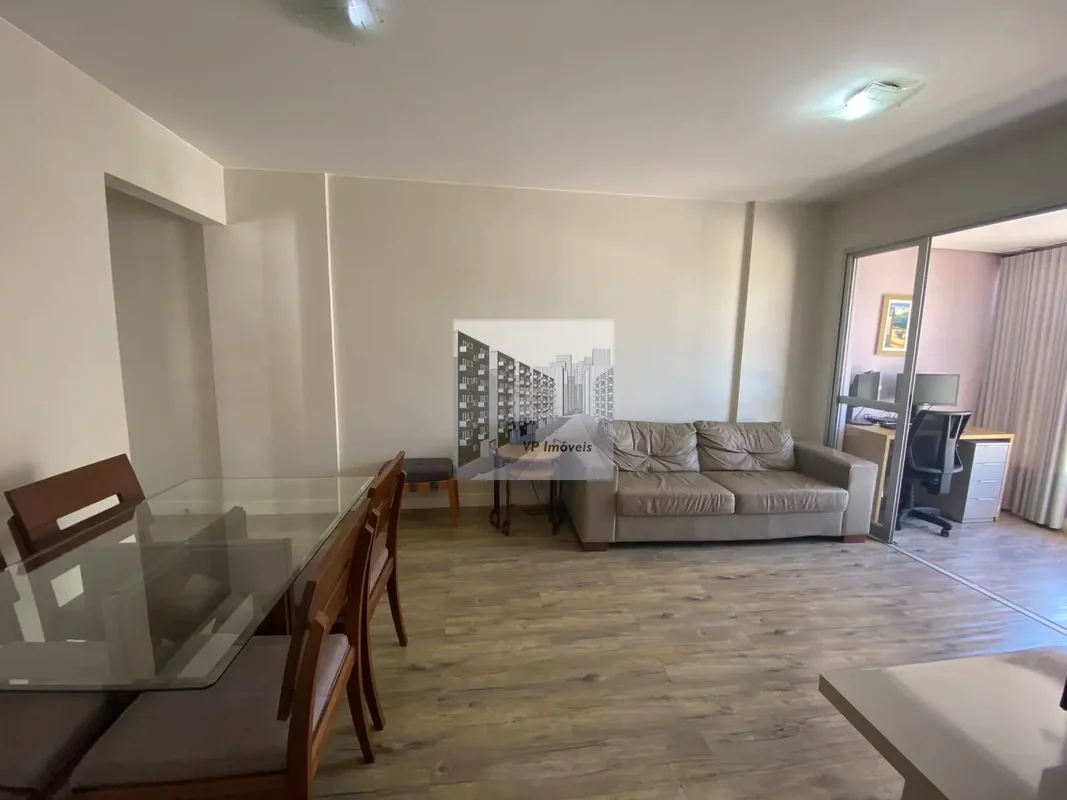 O apartamento tinha originalmente 2 quartos, mas a despensa foi transformada no ...