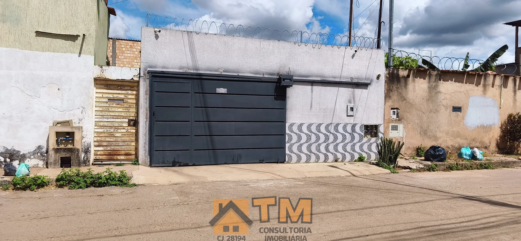 TM CONSULTORIA IMOBILIARIAVENDE:CASA COM 3 QUARTOS, NO CENTRO DA CIDADE, COM CHU...