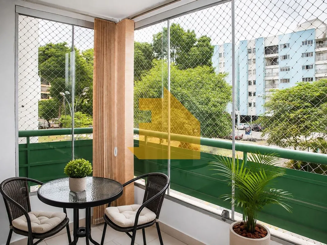 Apartamento de canto, nascente, no segundo andar do bloco K da SQN 309. O imóvel...
