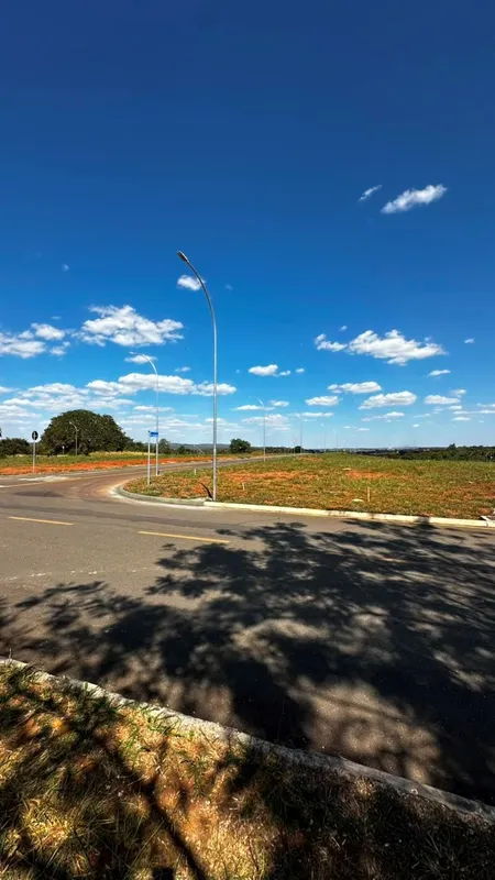 NA RUA DOS IPES - A RUA PRINCIPAL DO CONDOMÍNIO - COM OPÇAO DE COMPRAR MAIS 2 LO...