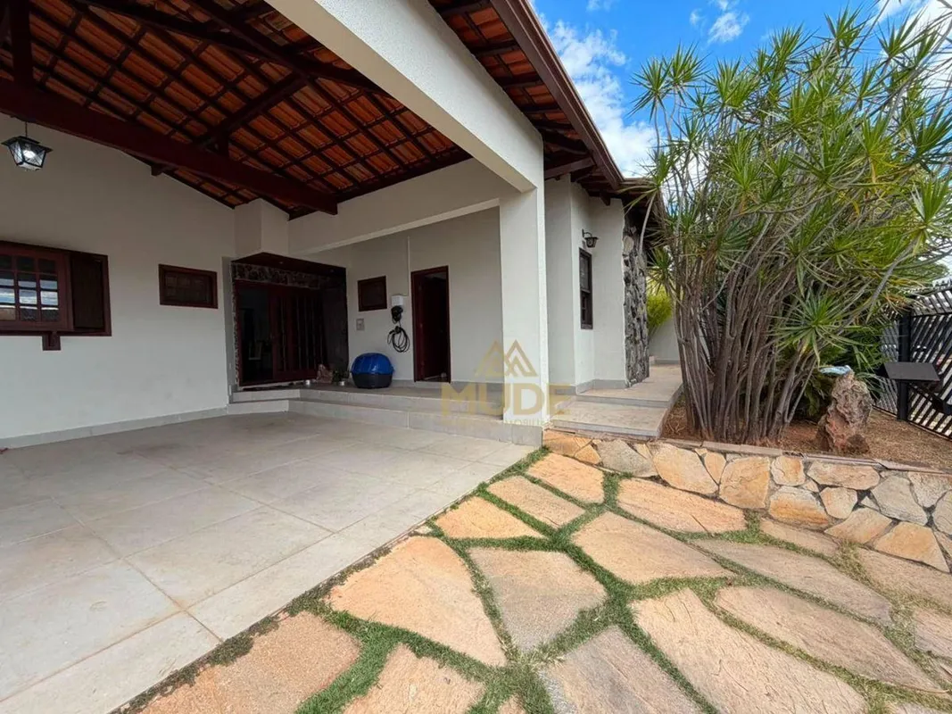 Casa Térrea / 04 quartos sendo 02 Suítes / Aceita apartamento na Asa Sul / Aceit...