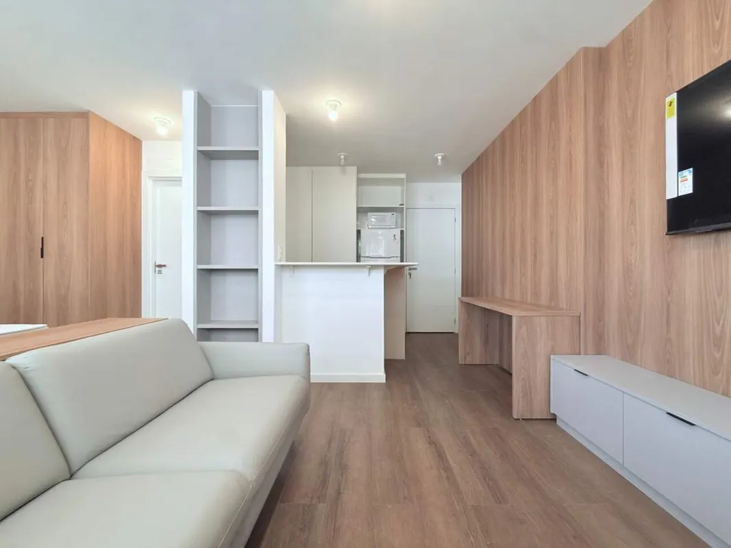 Este elegante apartamento de alto padrão, localizado em andar alto, oferece um a...