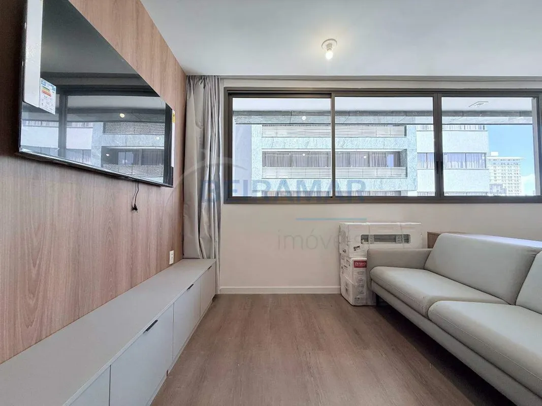 Este elegante apartamento de alto padrão, localizado em andar alto, oferece um a...
