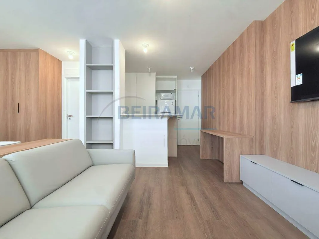 Este elegante apartamento de alto padrão, localizado em andar alto, oferece um a...