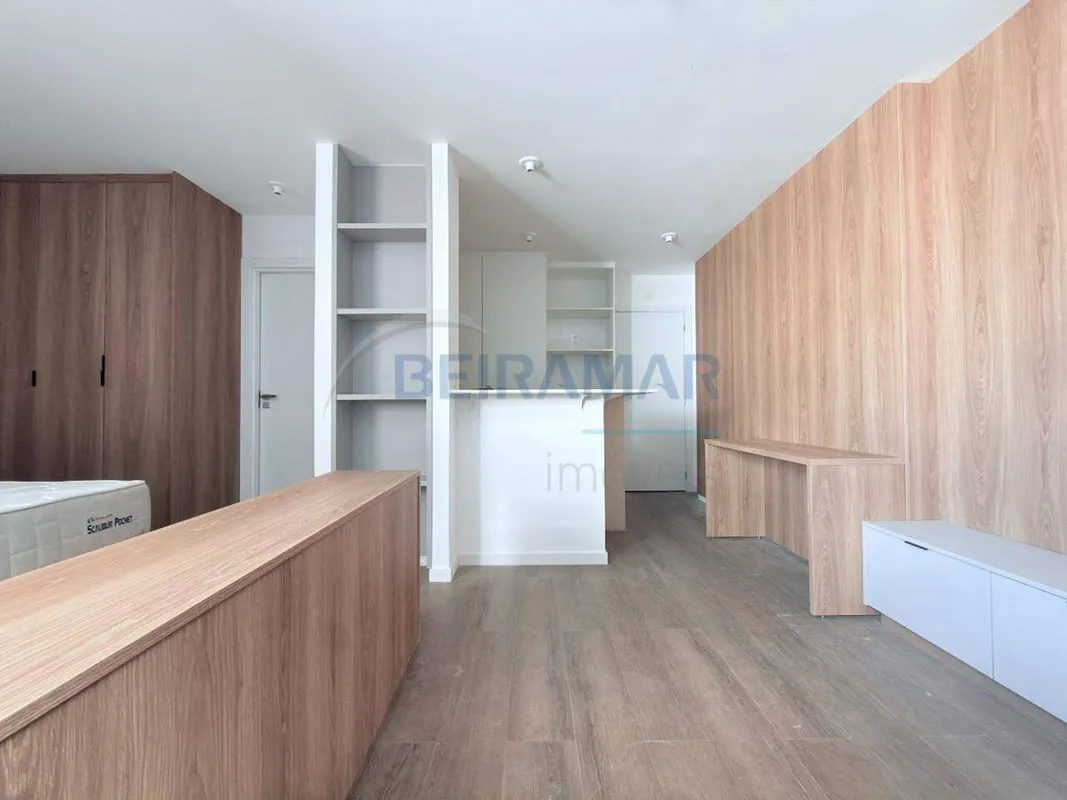 Este elegante apartamento de alto padrão, localizado em andar alto, oferece um a...