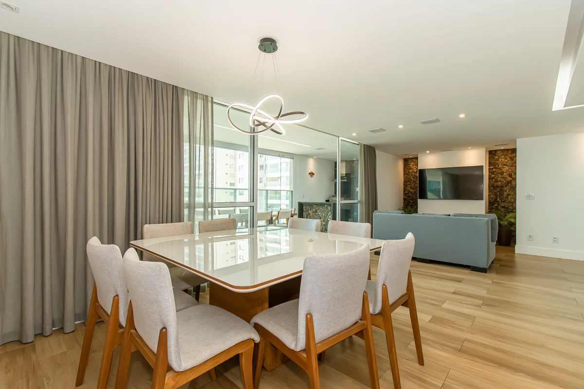 Descubra um elegante apartamento de 4 quartos na exclusividade do Península Laze...