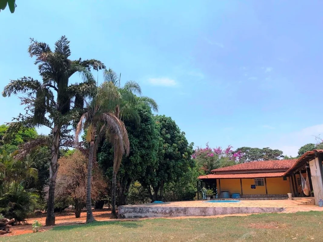 Chácara de 20.000m2 no Lago OesteChácara possuindo:Casa 500m2 toda na laje, comp...