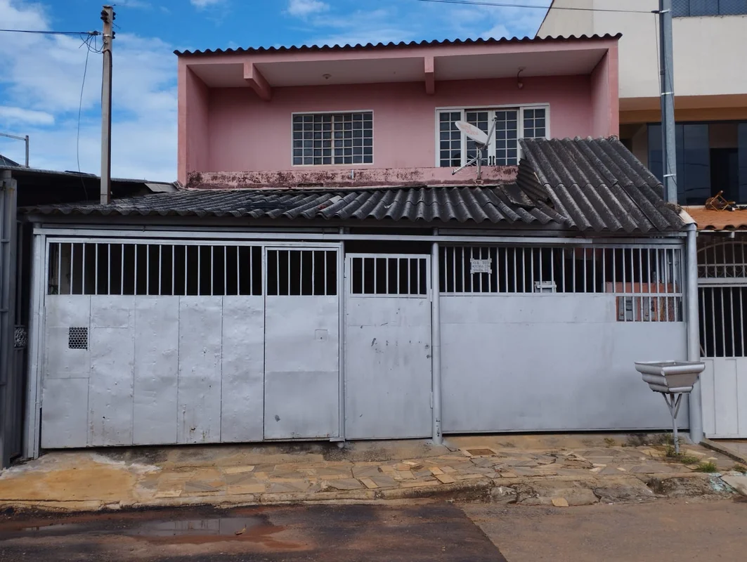 Sobrado com 02 residências, térreo: 3 qts, sala, cozinha, banheiro social, área ...