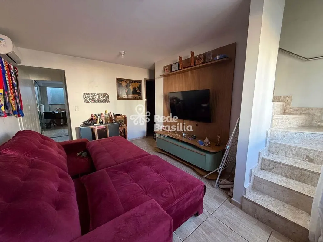 Casa original de 2 quartos, sendo o 3º construído no térreo, com ótima localizaç...