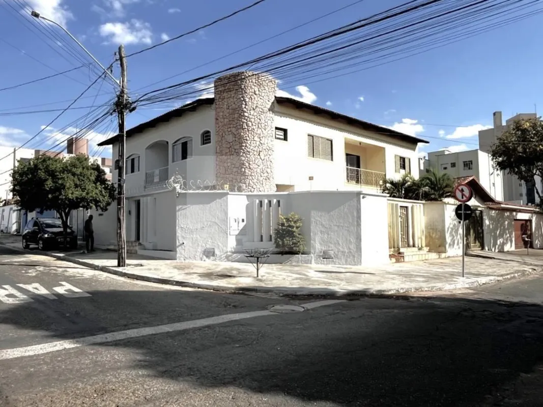 4 suítes sendo 2 americanas, todos com armário, sala superior com sacada, sala i...