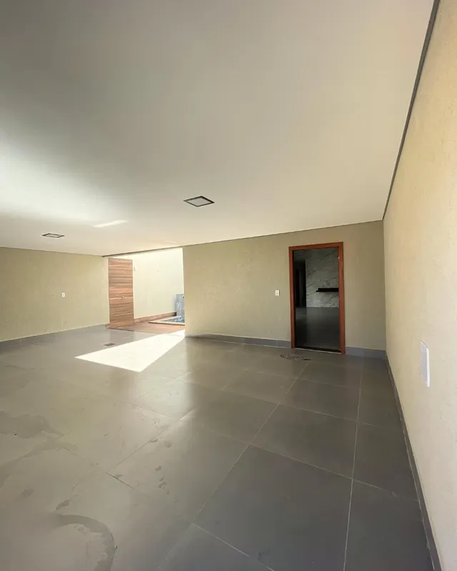 Localizada no Residencial Ravena, esta bela residência possui 205,25 m² de terre...