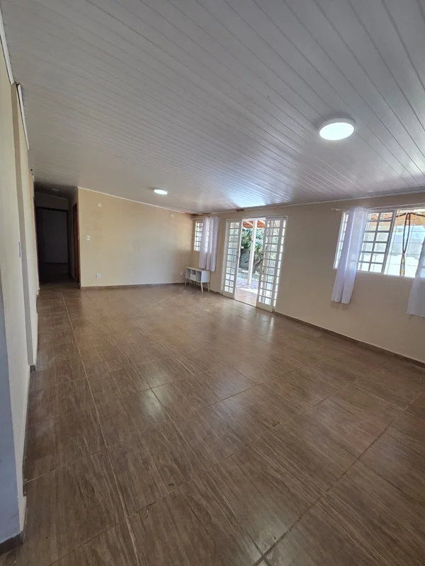 Descubra uma casa de campo confortável em um lote diferenciado no Condomínio Bel...