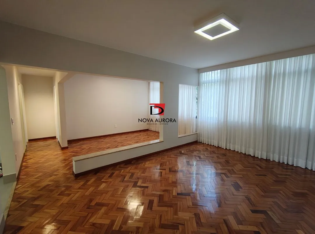 Apartamento Vazado, Reformado e Impecável, com elevador!OBS: Apartamento de 3 qu...