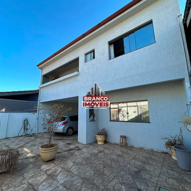 BRANCO IMÓVEIS VENDE:- 5 Quartos, sendo 3 Suítes - 2 Salas- 4 Banheiros- 4 Vagas...