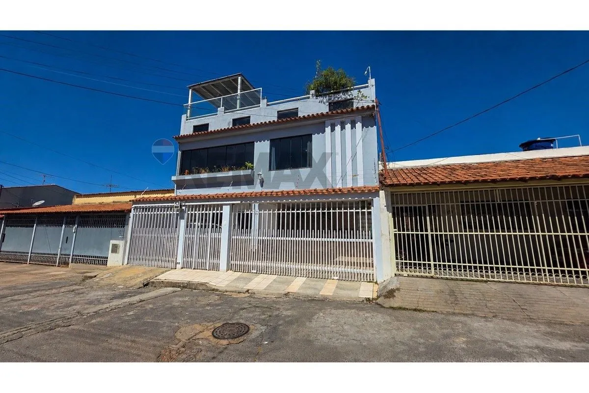 Encontre o lar perfeito para sua família nesta espaçosa casa residencial à venda...