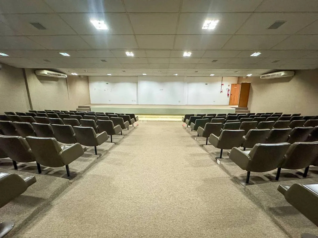 Prédio com 1.985,30 m² no Setor de Autarquias SulPrédio localizado no Setor de A...