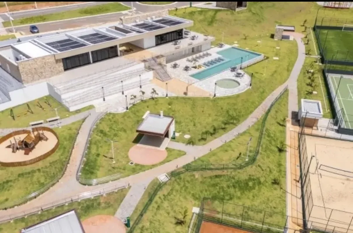 Lote de esquina de 350 m2 no condomínio Vinhas Flamboyant, bem localizado, proxi...