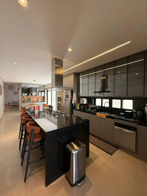 Vendo linda casa alto padrão em condomínio fechado com 300 m² de área construída...